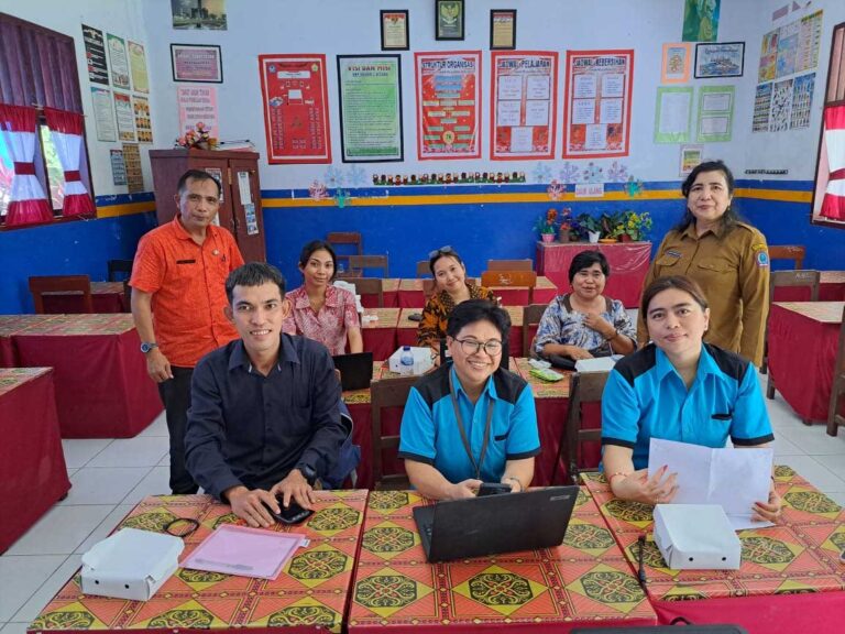 Sekilas Pandang Refleksi Akhir Tahun Ajaran PSP Angkatan Kedua Tahun Pertama di Bitung Merdeka17.id – Kegiatan Refleksi Akhir Tahun Ajaran Program Sekolah Penggerak Angkatan Kedua Tahun Pertama yang dilaksanakan oleh BGP Provinsi Sulut untuk kota Bitung dilaksanakan di SMP Negeri 7 Bitung pada Selasa, 27 Juni 2023. Tampak peserta dari Sekolah Luar Biasa yang didampingi oleh Fasilitator Sekolah Penggerak Dra. Vonny Tambuwun, M.Pd. dan Pengawas Sekolah Dinas Pendidikan Daerah Provinsi Sulut Freddy Petrus Lomboan. (Foto: iw).