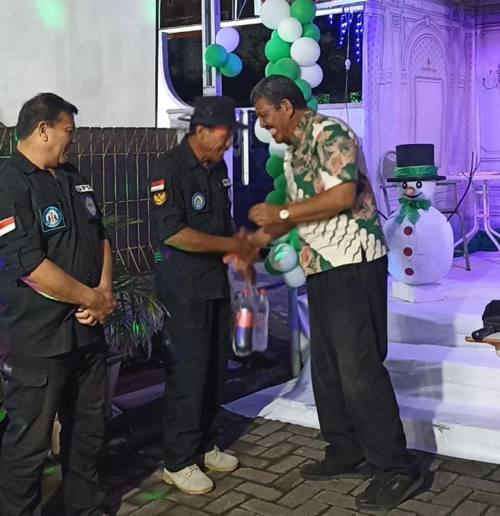 Panji Yosua Jemaat GMIM Pergamus Sea Dapat Bingkisan Natal
