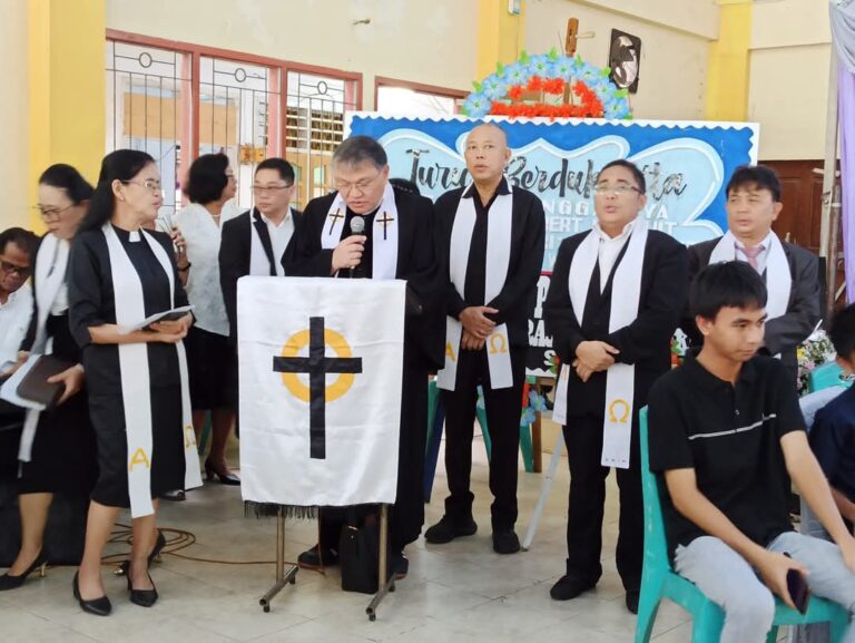 Ketua Sinode GMIM Pimpin Ibadah Pemakaman Korban Tanah Longsor di Jemaat Golgota Malendeng