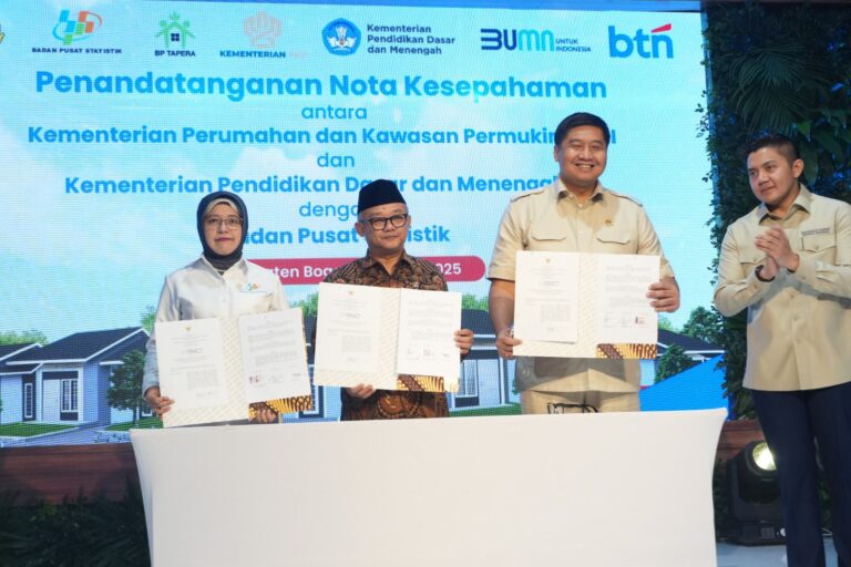 Pemerintah Serahkan Kunci Rumah Bersubsidi Untuk Guru Serentak di 8 Provinsi