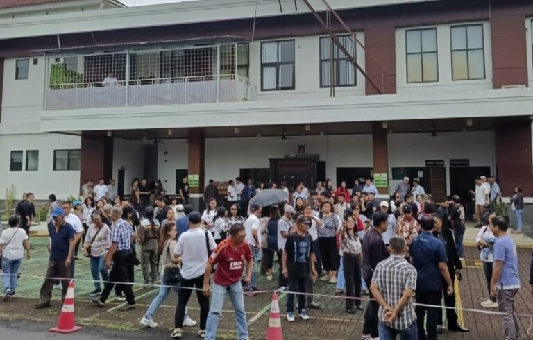 Sidang Praperadilan Asiano Gamy Kawatu: Warga Simpati (6)