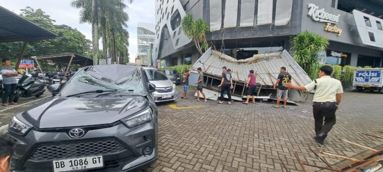 Kanopi di CORNER Ambruk Timpa Mobil Yang Dikendarai Polantas