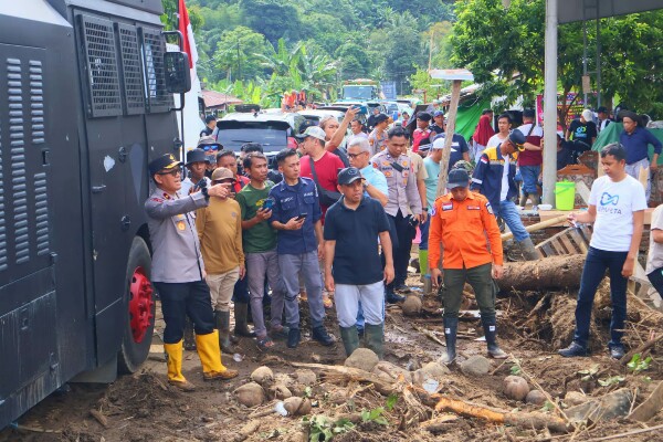 Wakapolda Sulut Tinjau Penanganan Darurat Pascabanjir Bandang di Kecamatan Bolaang