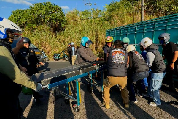 Wakapolda Sulut Brigjen Pol Awi Setiyono Sigap Bantu Korban Laka Lantas