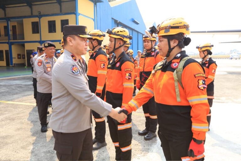 Polri Kembali Kirim Tim SAR dan Bantuan Logistik Untuk Percepat Penanganan Gempa NTT