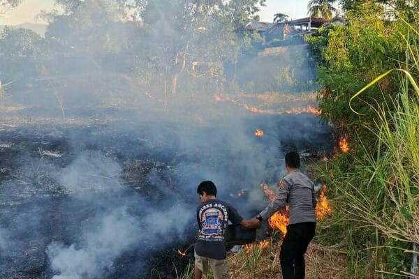 Polda Sulut Apresiasi Respons Cepat Warga dan Petugas di Tuminting Yang Tangani Lahan Alang-Alang Terbakar