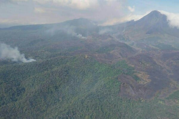 Polda Sulut Kerahkan Helikopter Polri Pantau Karhutla Gunung Soputan, Pastikan Titik Api Padam