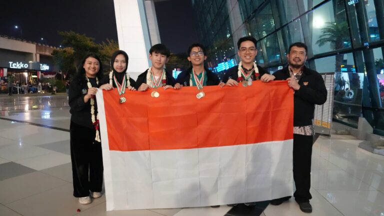 Pembinaan Kemendikdasmen Antarkan Murid Indonesia Raih 12 Medali dan Tiga Penghargaan YoRI Pada IESO 2026