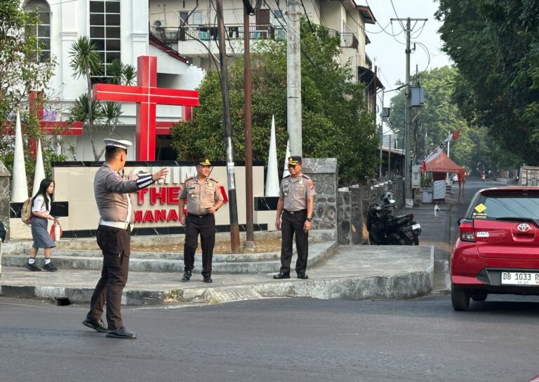Kapolda Sulut, Wakapolda, dan PJU Turun Langsung Atur Lalu Lintas Pagi Hari di Kota Manado, Pastikan Aktivitas Masyarakat Lancar